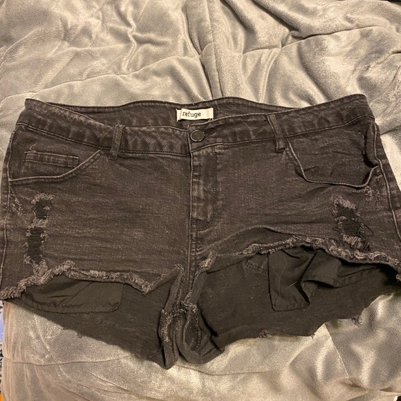Refuge Black Jean Shorts - Picture 1 of 3
